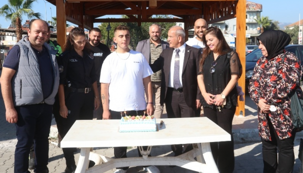 Foto - Sürprizi gören bipolar hastası genç Emniyet Müdürü'ne sıkı sıkı sarıldı