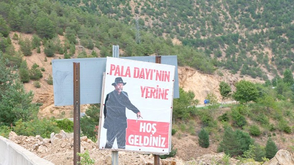 Foto - Sürücüler bu tabelayı görünce şaşırıyor! Dikkat Pala Dayı Çıkabilir