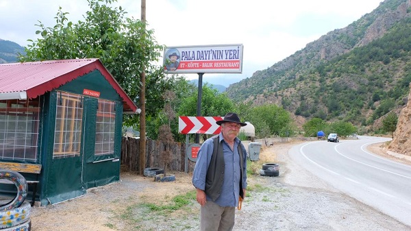 Foto - Sürücüler bu tabelayı görünce şaşırıyor! Dikkat Pala Dayı Çıkabilir