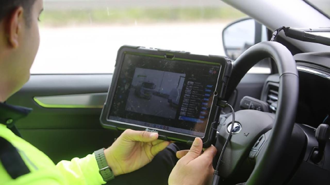 Foto - Sürücüler dikkat! O bölgede pusuda, 4 araca birden ceza kesiyor