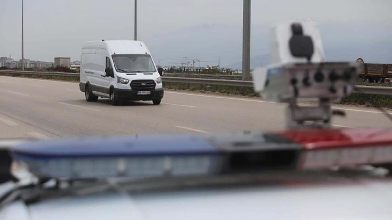 Foto - Sürücüler dikkat! O bölgede pusuda, 4 araca birden ceza kesiyor