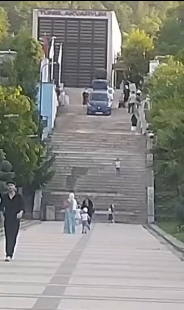 Foto - Sürücüler dikkat...Bursa'da navigasyonu karıştıran merdivenden uçuyor