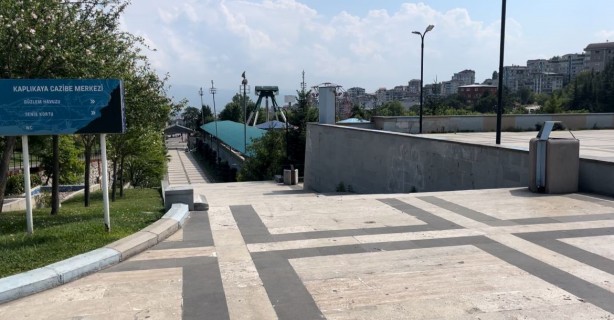 Foto - Sürücüler dikkat...Bursa'da navigasyonu karıştıran merdivenden uçuyor