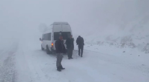 Sürücüler zor anlar yaşadı! Kar yağışı etkili oluyor