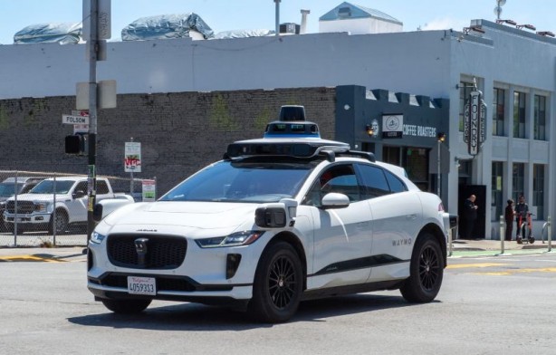 Sürücüsüz taksi Waymo, binlerce yolcuya ulaştı