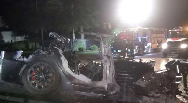 Sürücüsüz Tesla virajı alamadı! Yanarak öldüler