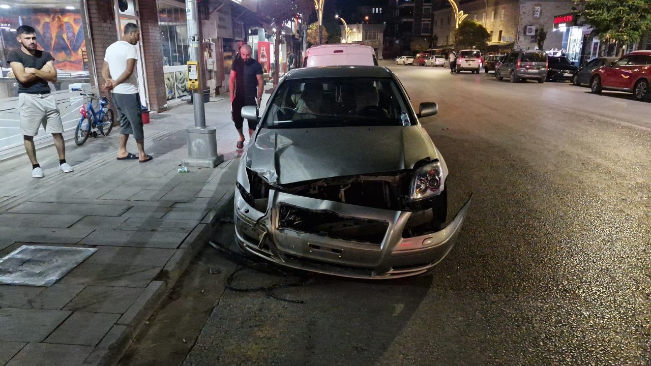 Foto - Sürücüye ceza var alkole yok! Sarhoş traktör sürücüsü 3 araca çarparak durabildi