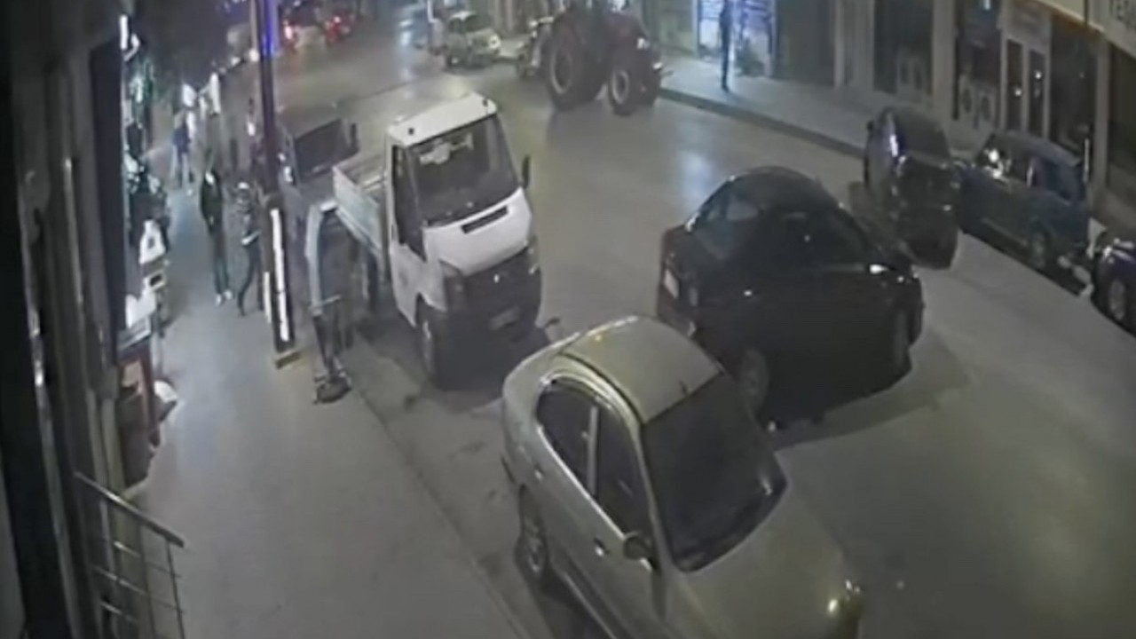 Foto - Sürücüye ceza var alkole yok! Sarhoş traktör sürücüsü 3 araca çarparak durabildi