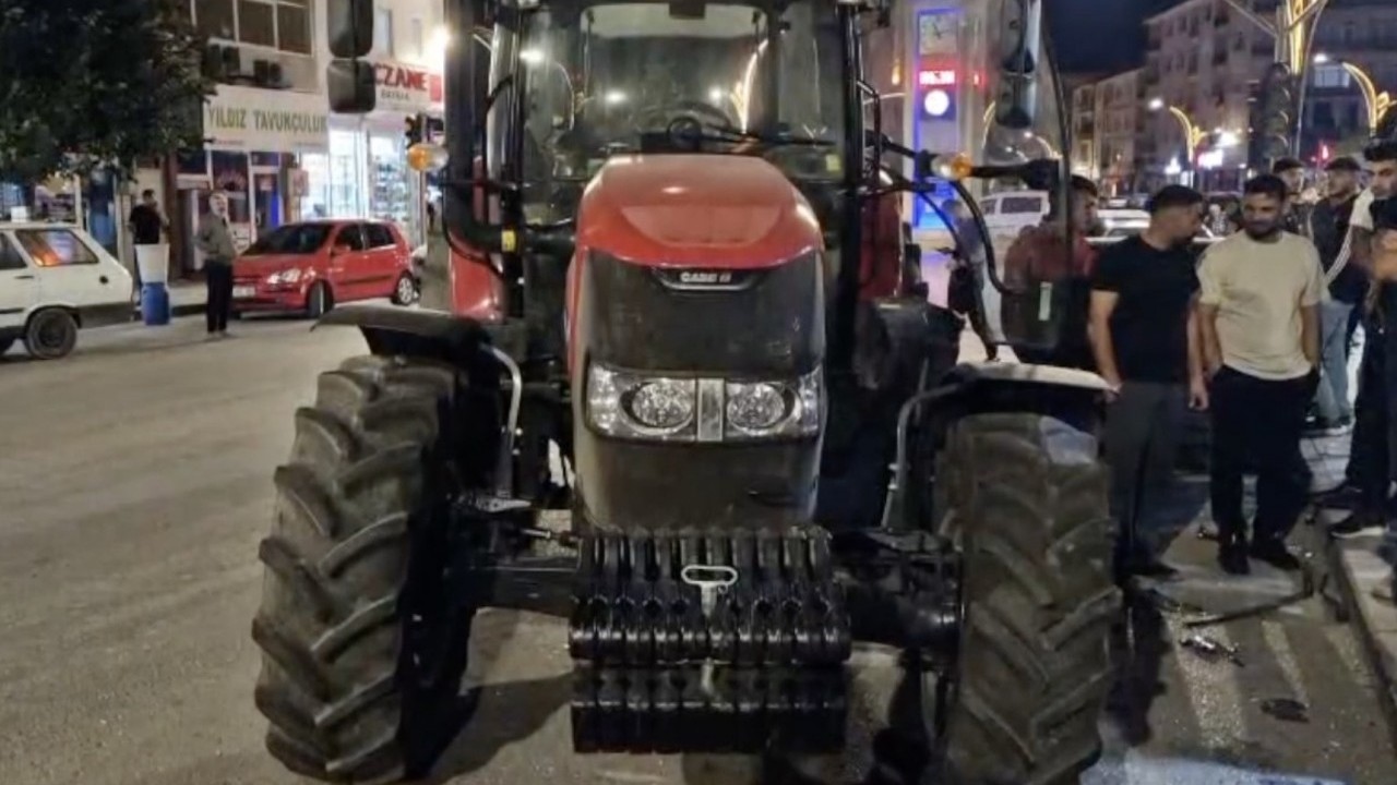 Sürücüye ceza var alkole yok! Sarhoş traktör sürücüsü 3 araca çarparak durabildi