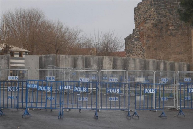 Foto - Sur'un dört bir tarafı çevriliyor