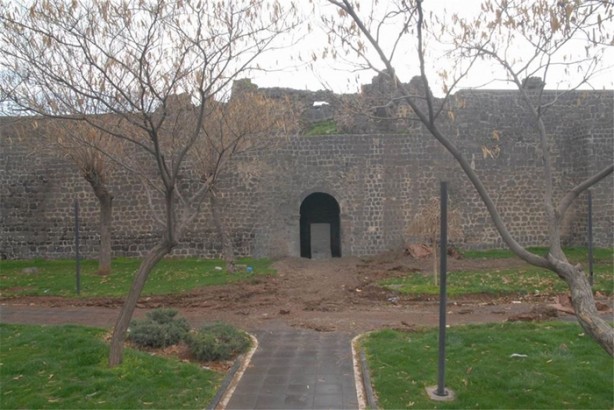 Foto - Sur'un dört bir tarafı çevriliyor