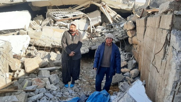Foto - Sürünerek girip enkazın altındaki ineğini besliyor