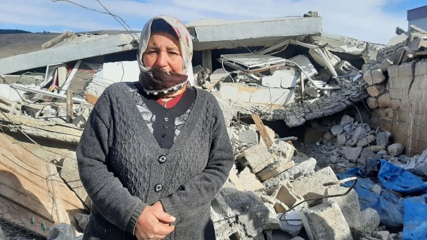 Foto - Sürünerek girip enkazın altındaki ineğini besliyor