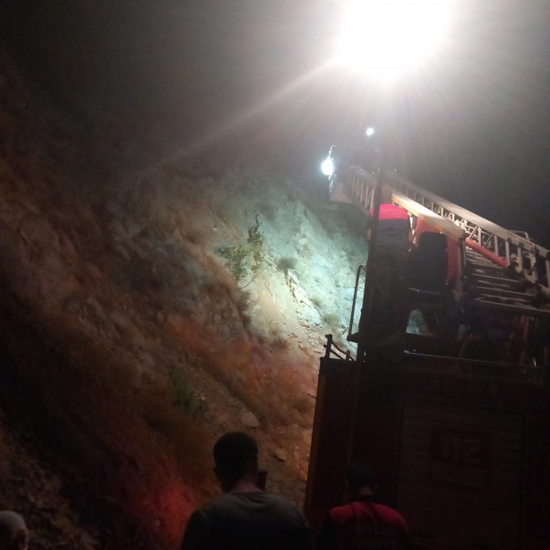 Foto - Sürünün peşinden giden anne ve kızı dağda mahsur kaldı