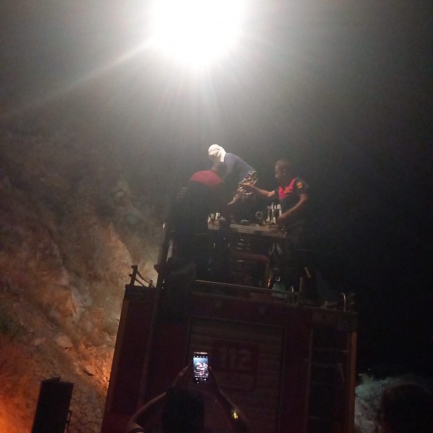 Foto - Sürünün peşinden giden anne ve kızı dağda mahsur kaldı