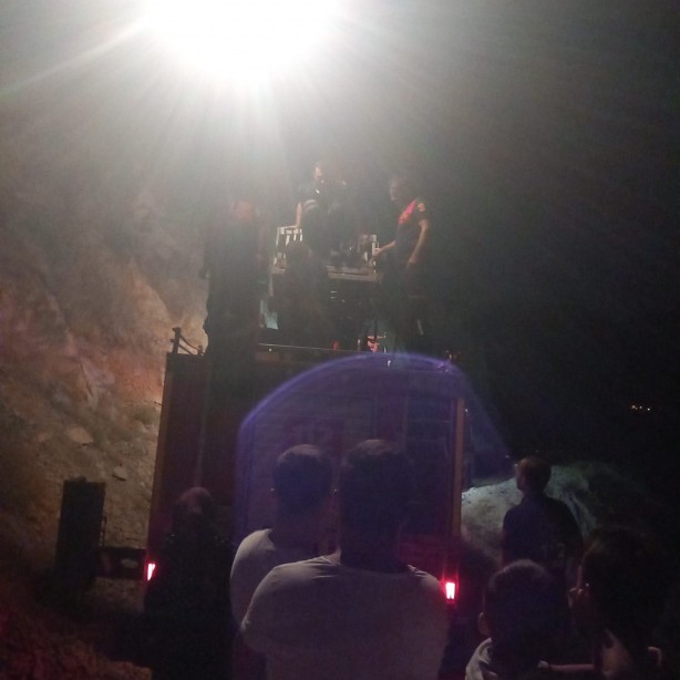 Sürünün peşinden giden anne ve kızı dağda mahsur kaldı