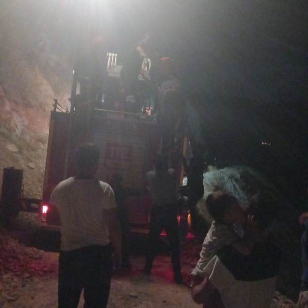 Foto - Sürünün peşinden giden anne ve kızı dağda mahsur kaldı