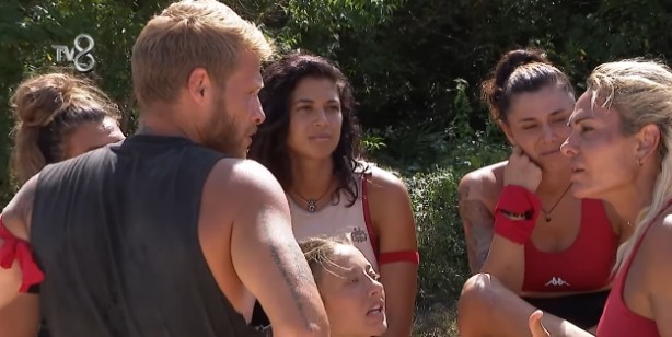 Foto - Survivor yarışmacıları Acun Ilıcalı'yı çıldırttı! Acun Ilıcalı'yı hiç böyle görmediniz... Bağırıp, sandalyeyi devirdi