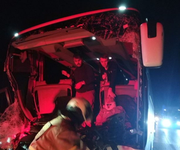 Foto - Susurluk'ta can pazarı! Otobüs tıra çarptı