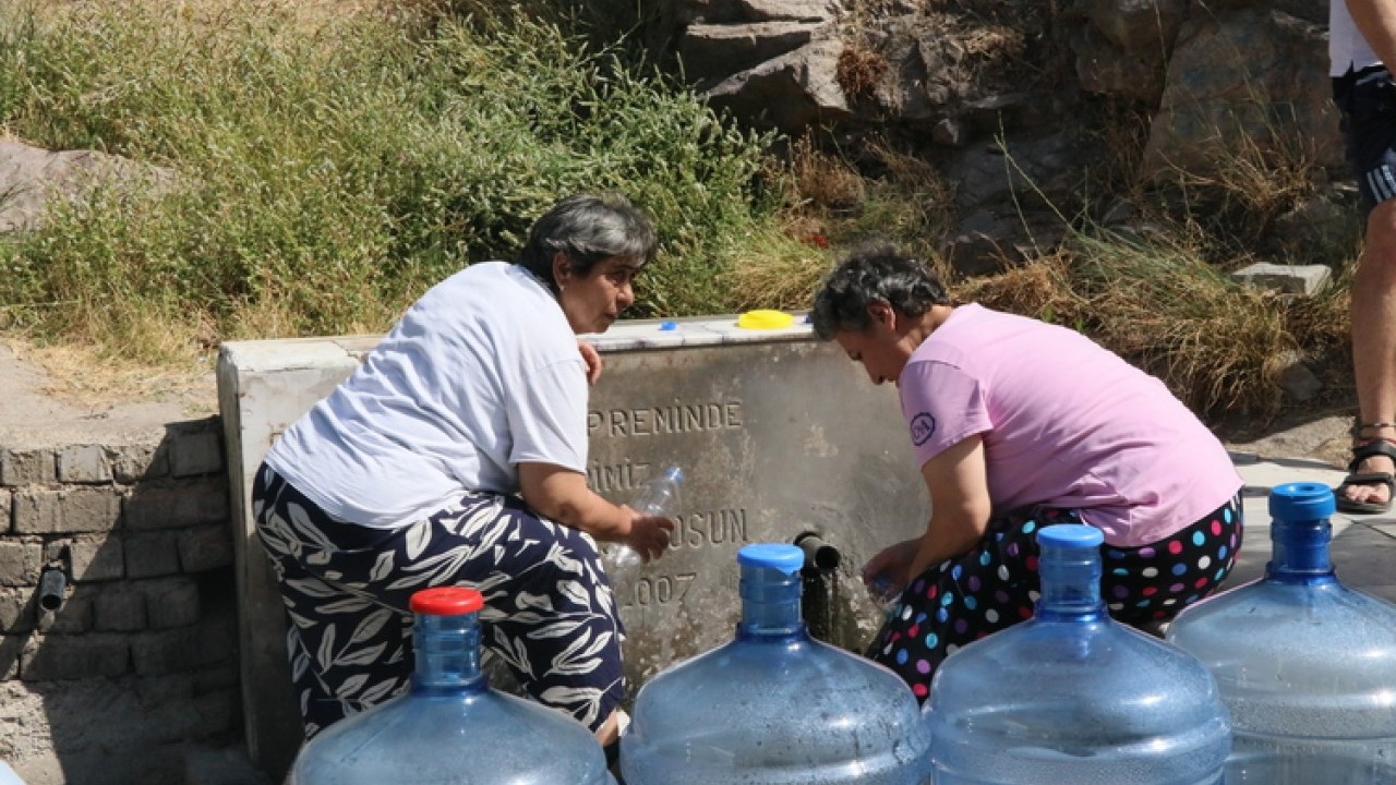 Foto - Susuz bırakılan İzmirli, çeşme başlarını tuttu