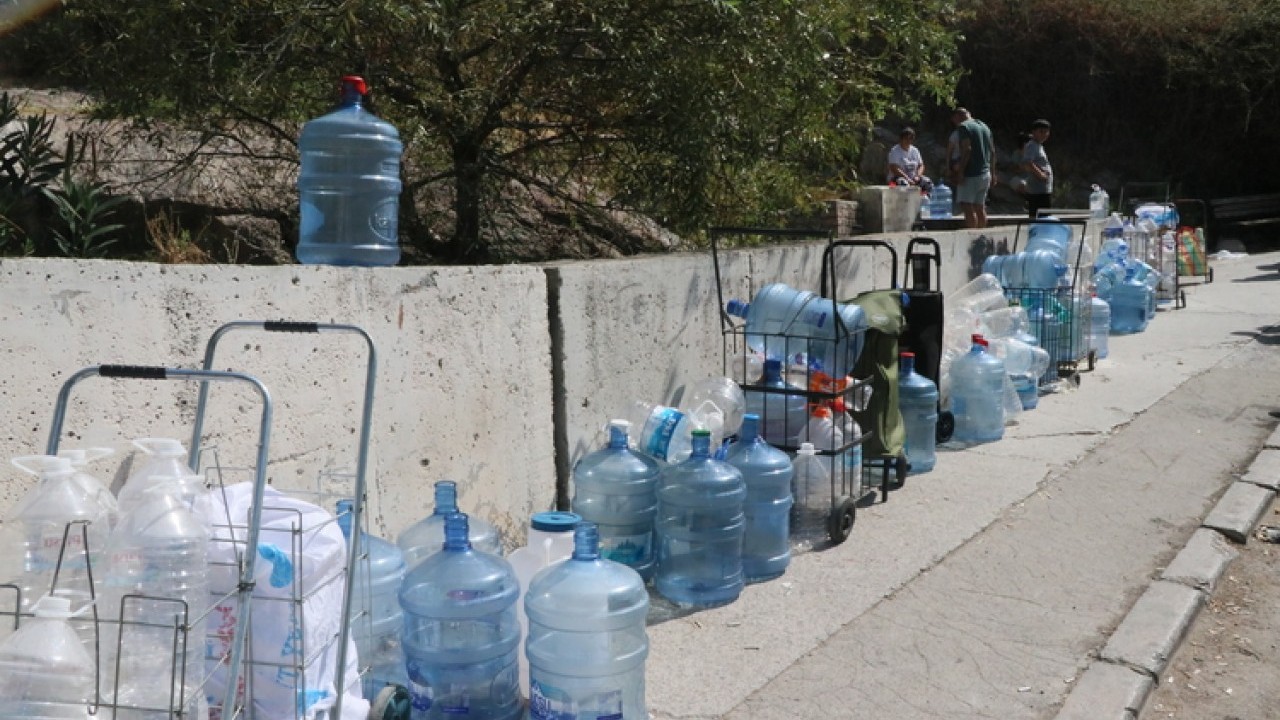 Foto - Susuz bırakılan İzmirli, çeşme başlarını tuttu