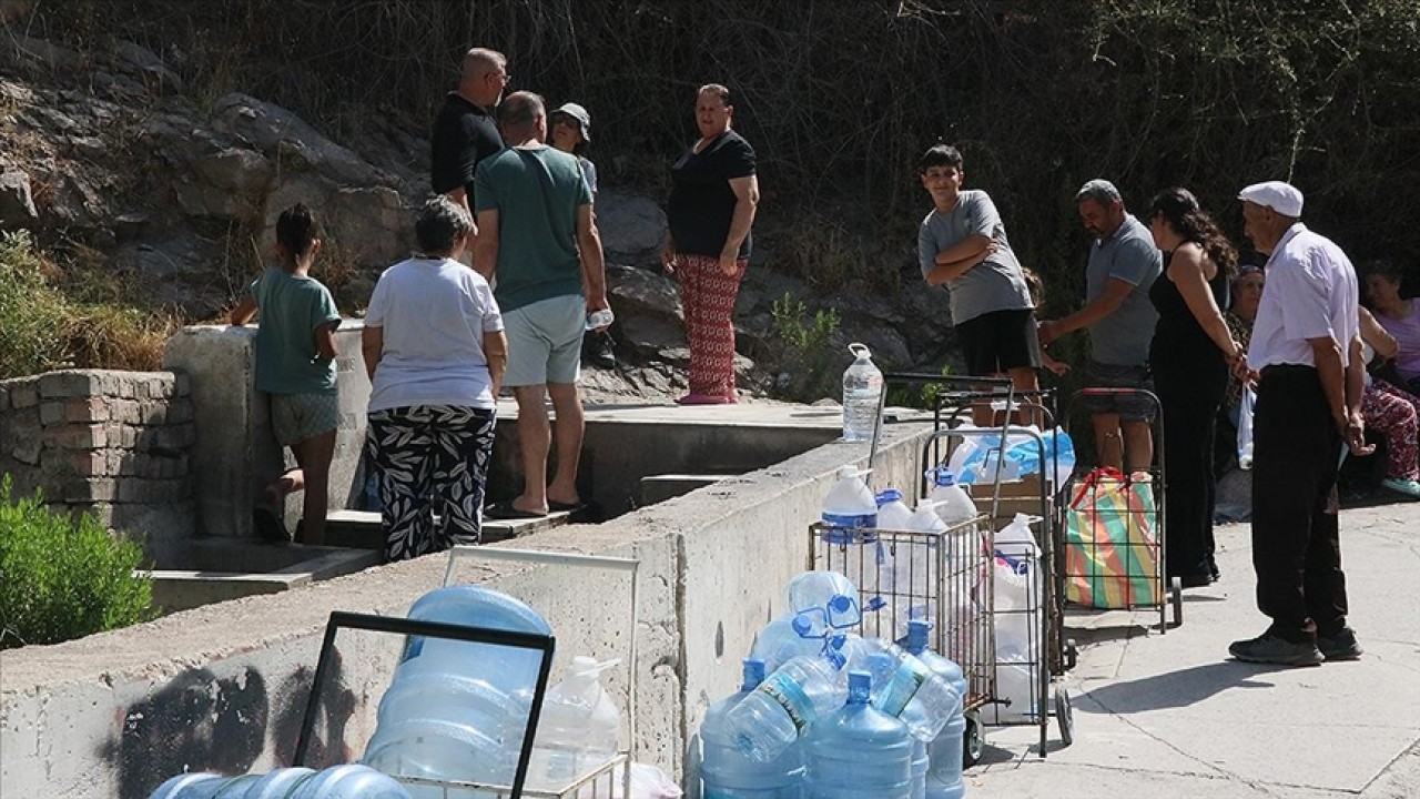 Susuz bırakılan İzmirli, çeşme başlarını tuttu
