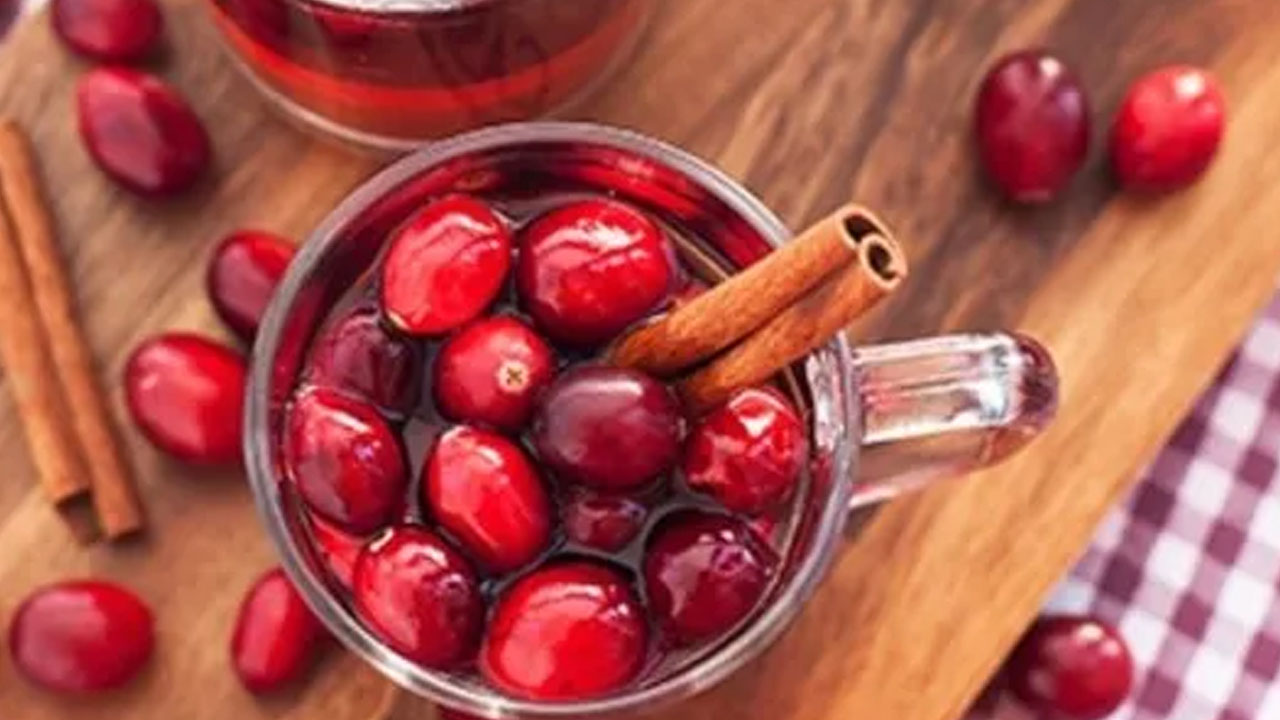 Osmanlı'dan gelen mucizevi içecek: Susuzluğu gideren kızılcık şerbeti! Ramazan’a özel tarif