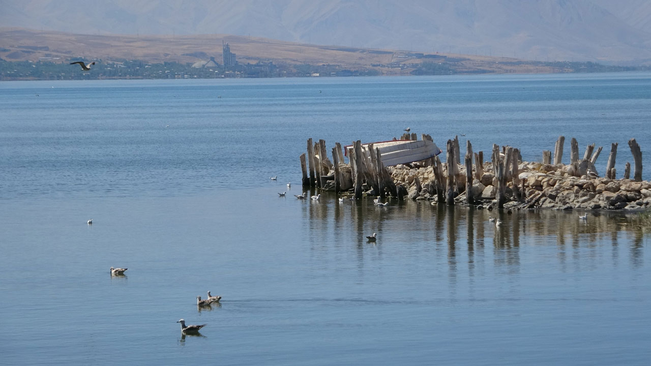Susuzluk kapıya dayandı! Van Gölü göz göre göre kuruyor