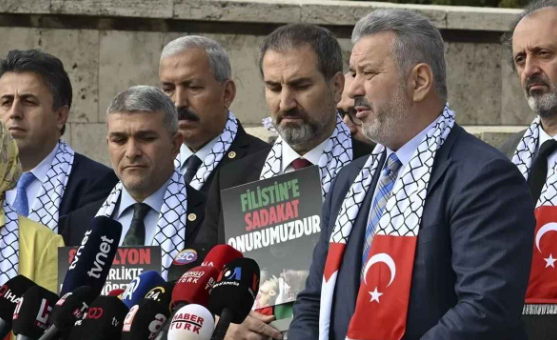 Foto - Suudi Arabistan bir ‘kefiye’ye yenik düştü! İstanbul Milletvekili Hasan Turan Kabe’de böyle gözaltına alındı