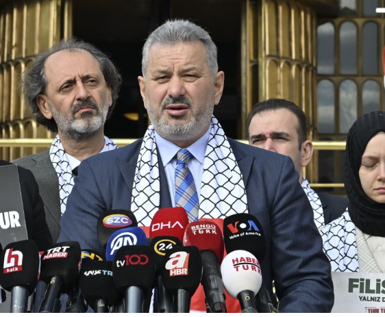 Foto - Suudi Arabistan bir ‘kefiye’ye yenik düştü! İstanbul Milletvekili Hasan Turan Kabe’de böyle gözaltına alındı