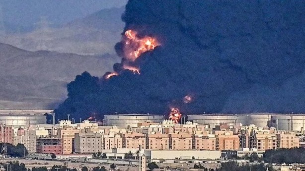 Foto - Suudi Arabistan kalbinden vuruldu! 24 saattir yanıyor