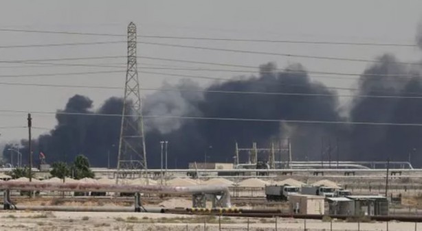 Foto - Suudi Arabistan kalbinden vuruldu! 24 saattir yanıyor