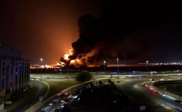 Foto - Suudi Arabistan kalbinden vuruldu! 24 saattir yanıyor