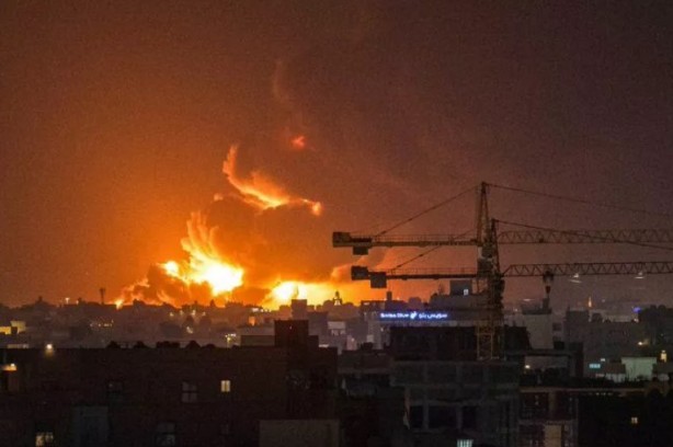 Foto - Suudi Arabistan kalbinden vuruldu! 24 saattir yanıyor