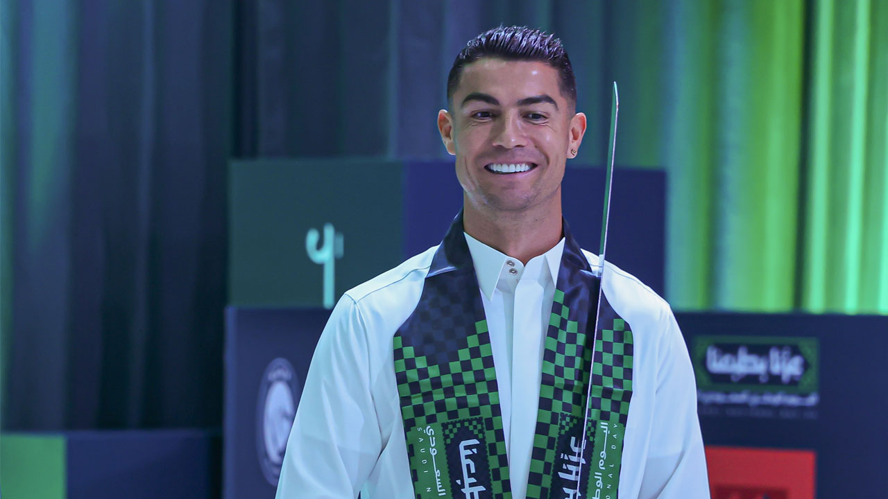 Foto - Suudi Arabistan Milli Günü’nde kılıç salladı! Cristiano Ronaldo’yu böyle görmediniz