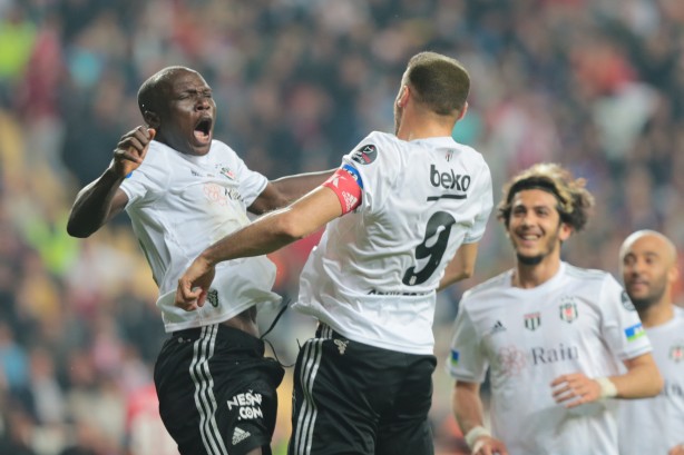 Foto - Suudi Arabistanlılar dizlerini dövüyor... Müthiş adım atıldı: Herkesi şaşkına çeviren çıkış... Peş peşe: 