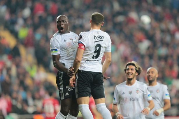 Foto - Suudi Arabistanlılar dizlerini dövüyor... Müthiş adım atıldı: Herkesi şaşkına çeviren çıkış... Peş peşe: 