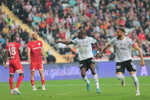 Foto - Suudi Arabistanlılar dizlerini dövüyor... Müthiş adım atıldı: Herkesi şaşkına çeviren çıkış... Peş peşe: 