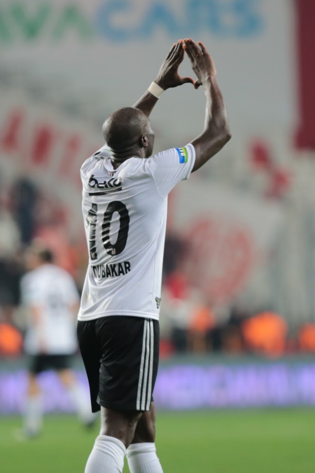 Foto - Suudi Arabistanlılar dizlerini dövüyor... Müthiş adım atıldı: Herkesi şaşkına çeviren çıkış... Peş peşe: 