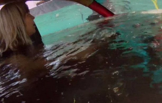 Foto - Suya batan otomobilden nasıl kurtulabilirsiniz?