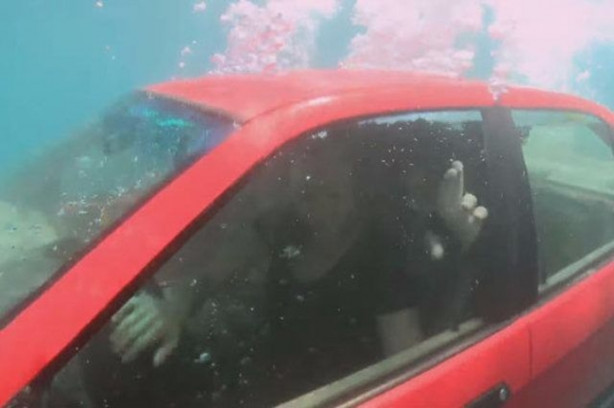 Foto - Suya batan otomobilden nasıl kurtulabilirsiniz?