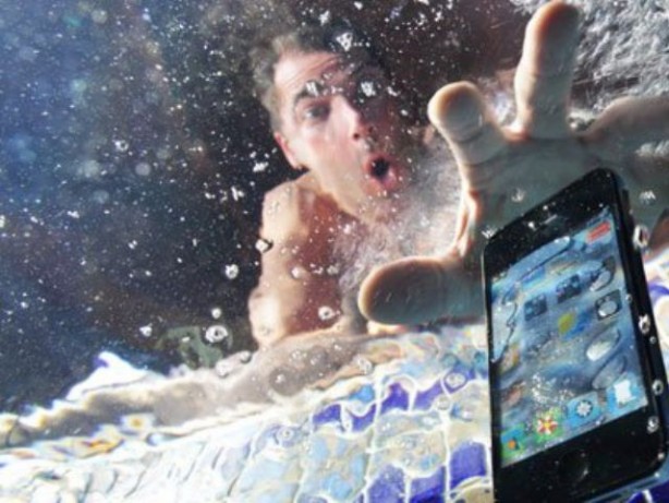 Foto - Suya düşen iPhone, 10 ay sonra çıkarıldı: İşte sonuç