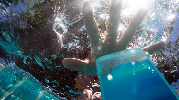 Foto - Suya düşen telefonunuzu kurtarın