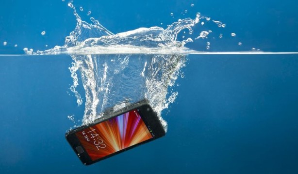 Foto - Suya düşen telefonunuzu kurtarın