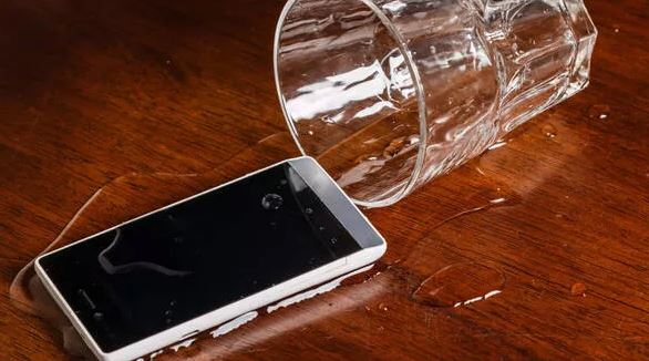 Foto - Suya düşen telefonunuzu kurtarın