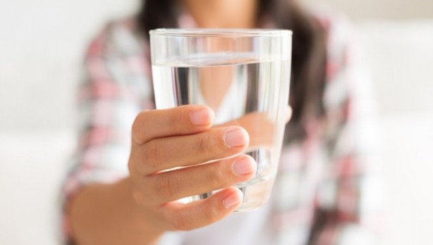 Suyu böyle içmek mum gibi erimenizi sağlıyor! 