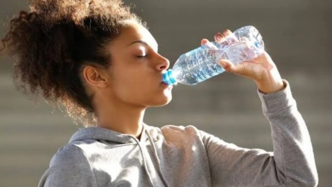 Foto - Suyu bu şekilde içenler dikkat: Meğer kısırlığa neden oluyormuş!