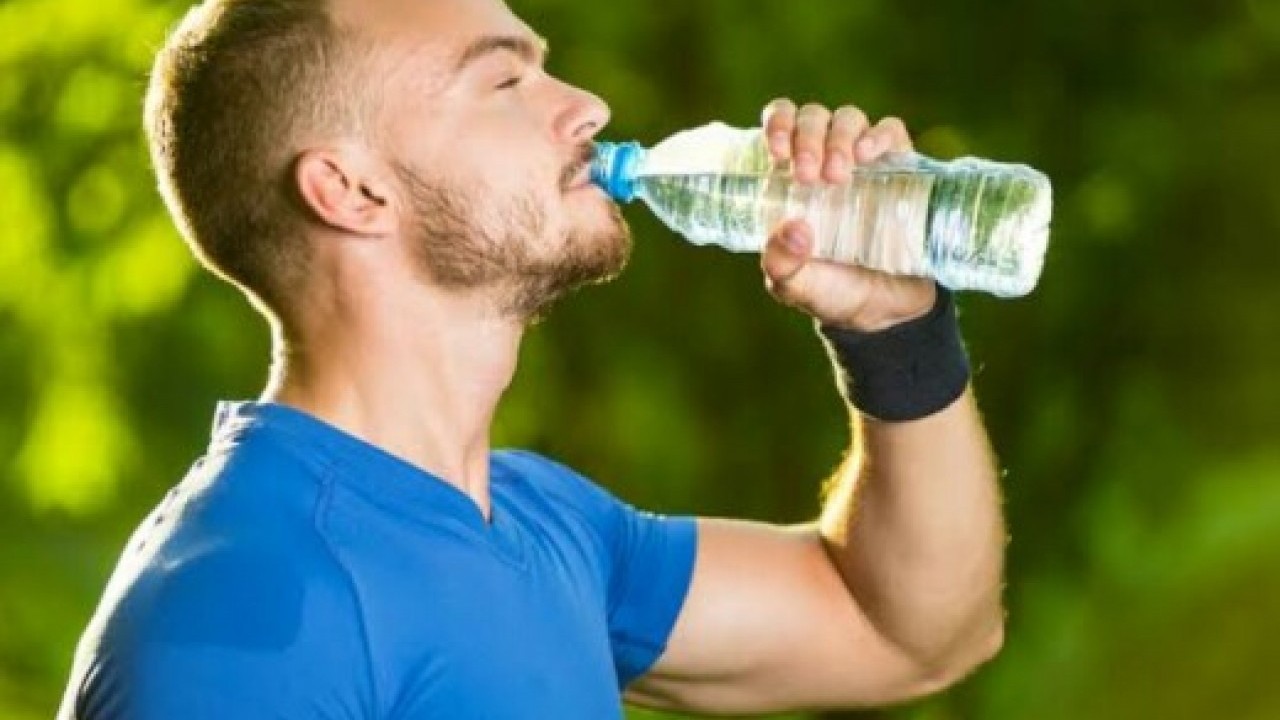Suyu bu şekilde içenler dikkat: Meğer kısırlığa neden oluyormuş!