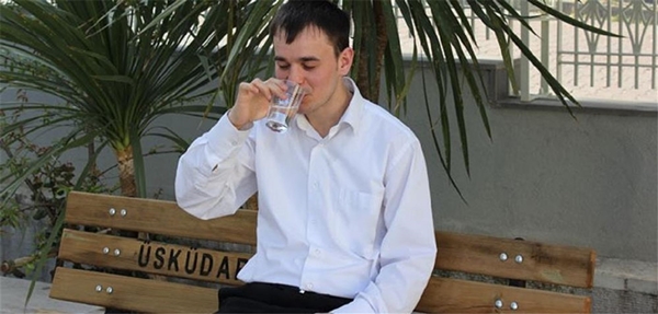 Foto - Suyu neden oturarak içiyoruz?