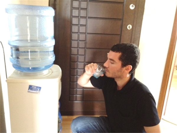 Foto - Suyu neden oturarak içiyoruz?